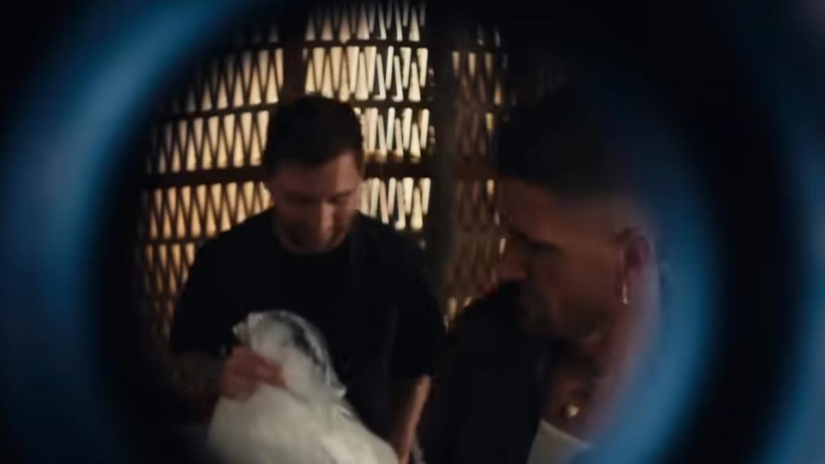 Leo Messi y Rodrigo de Paul, en el videoclip de Tini