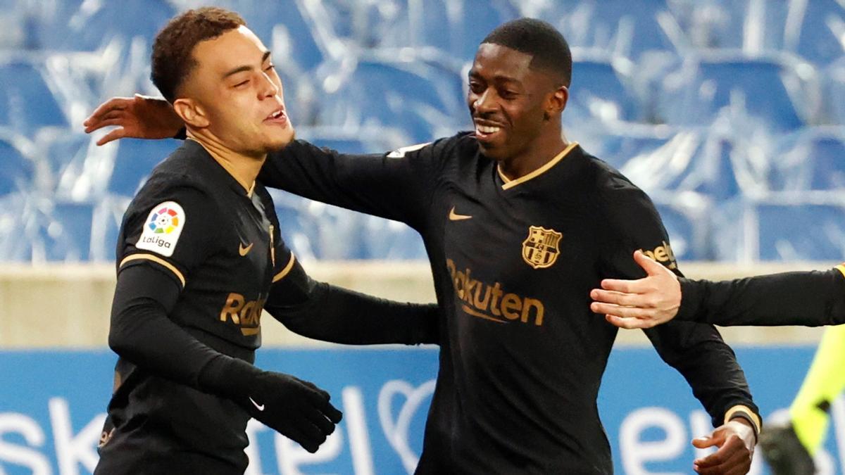 Dembélé acude a felicitar a Dest por su gol a la Real en Anoeta.
