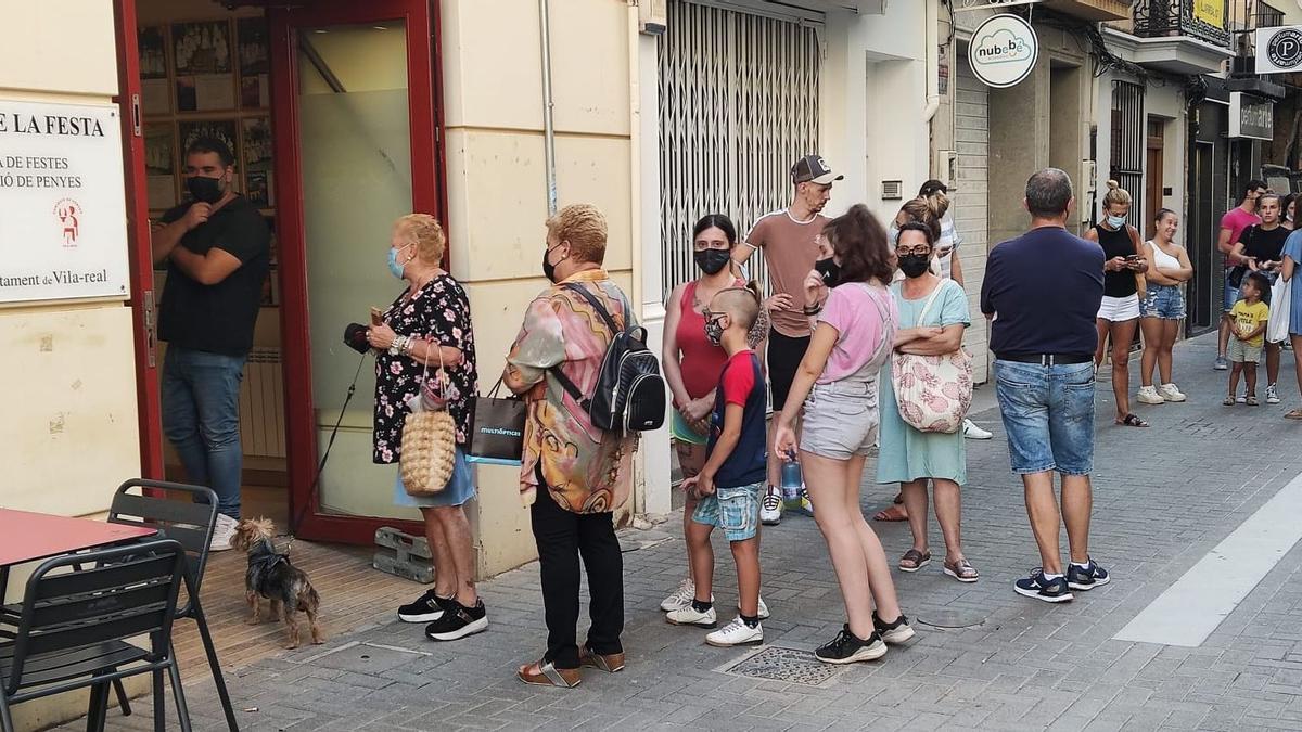 Los aficionados de Vila-real hacen cola para lograr una invitación para los actos taurinos.