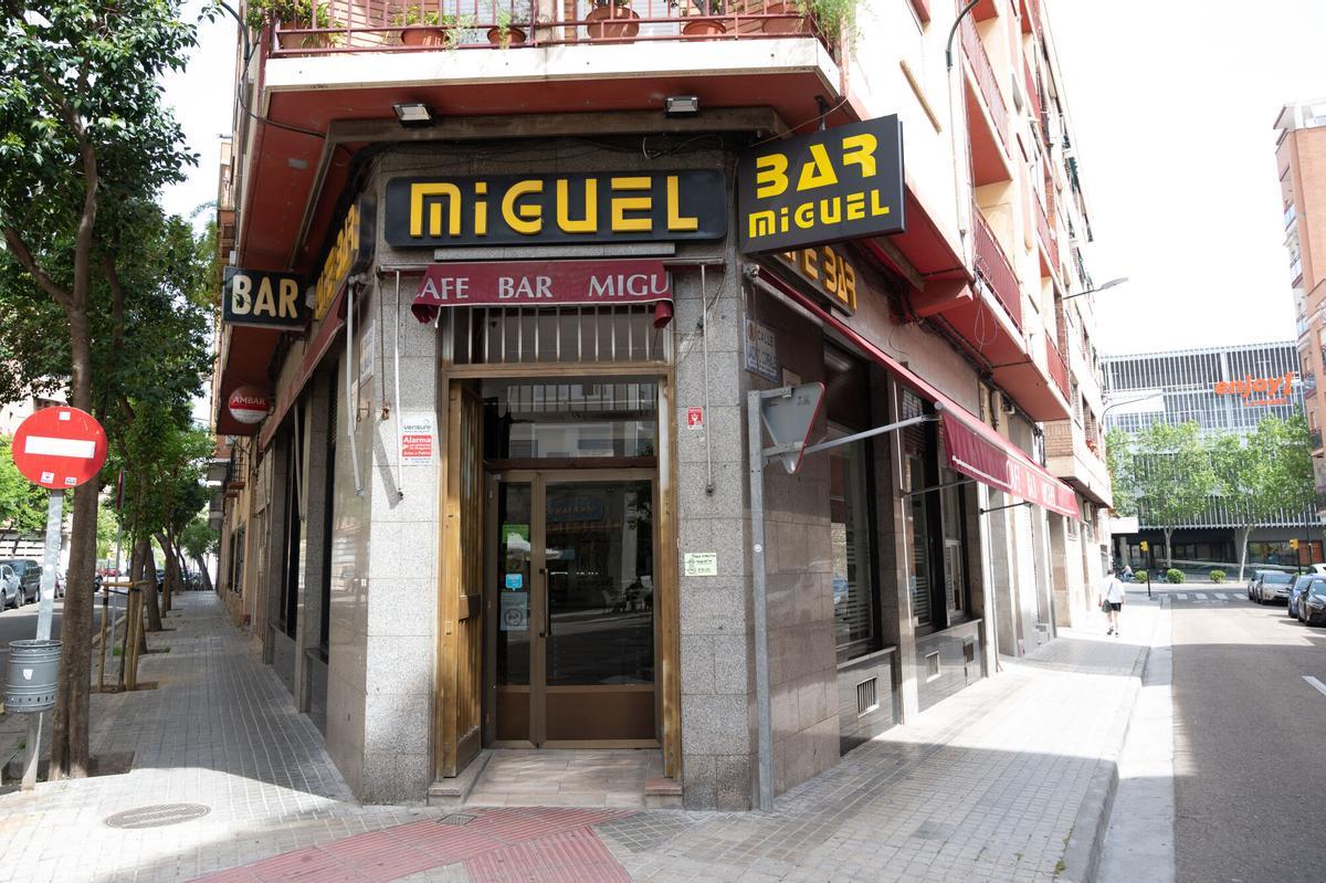 En imágenes | Bar Miguel, en Zaragoza, un sitio 'de toda la vida' con bocadillos de calamares a 3,50 euros: "Comida casera, de la abuela y buena"
