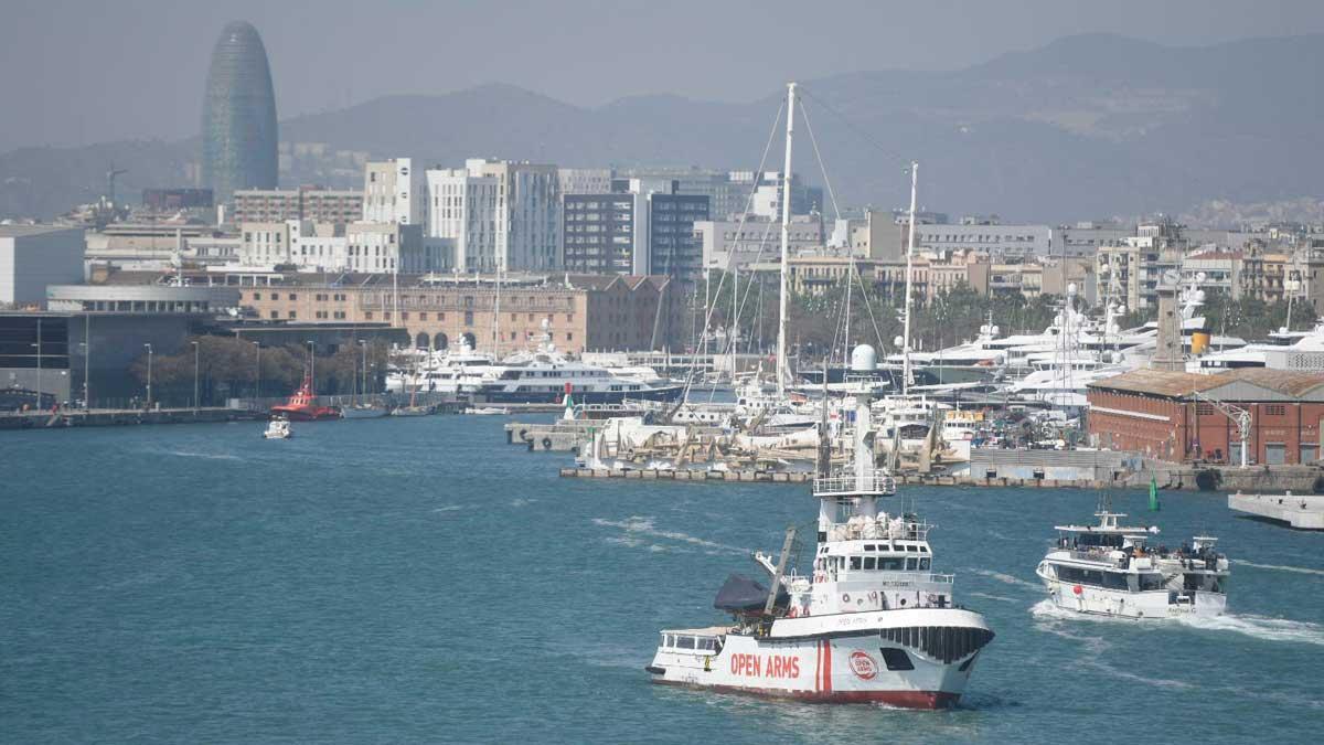 El buque del Open Arms zarpa desde el puerto de Barcelona hacia las islas griegas