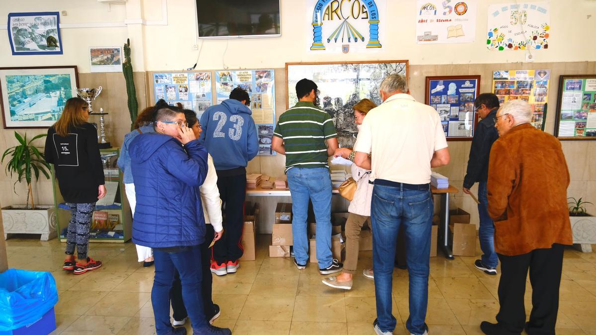 Votantes en el colegio de San Pedro de los Arcos, en Oviedo.