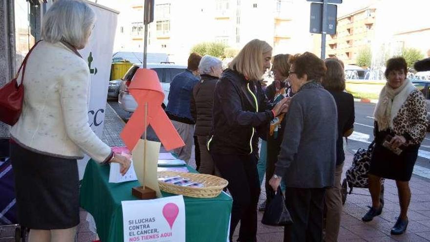 La AECC instaló una mesa informativa en la calle Las Eras.