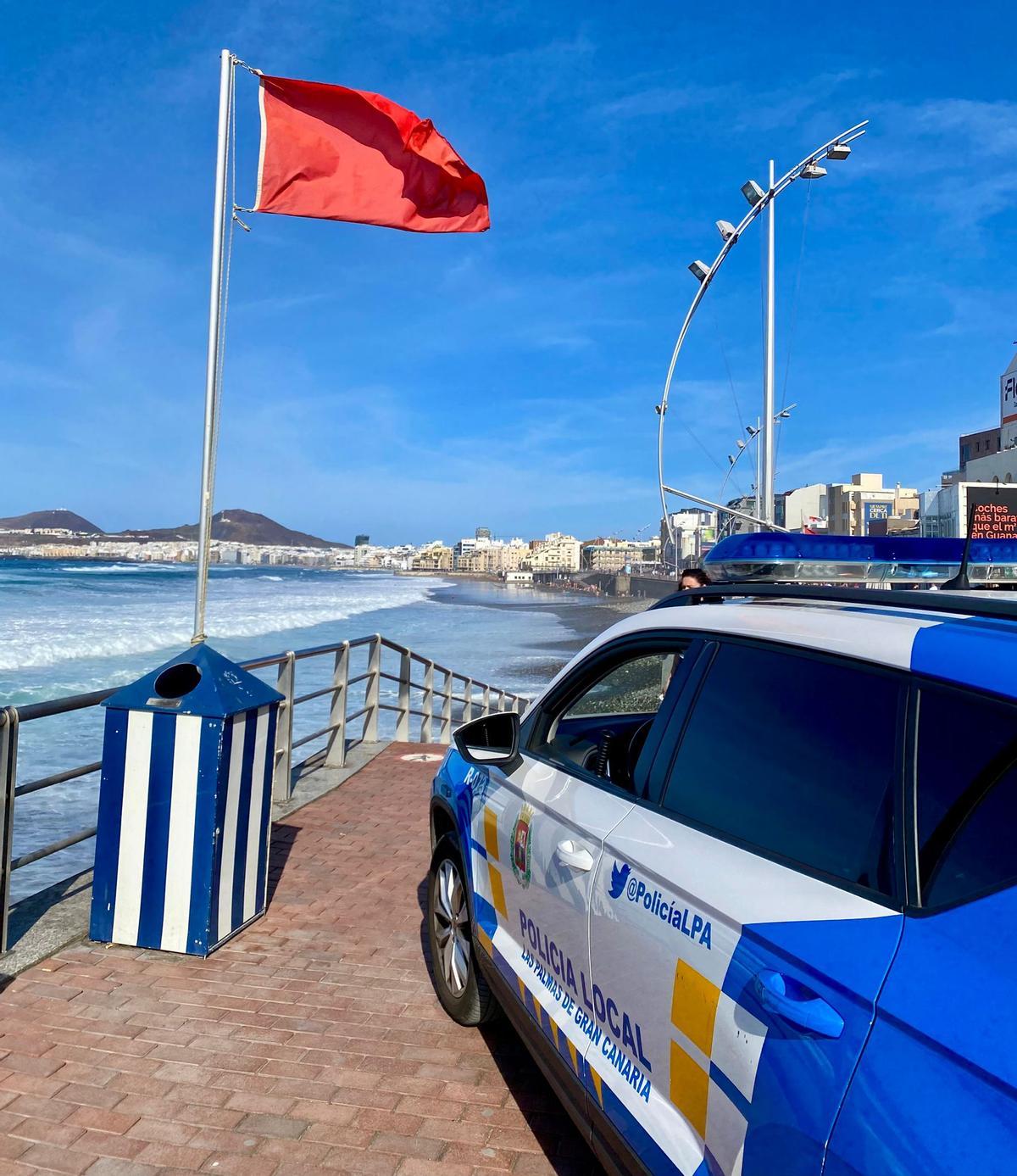 Un coche de la Policía Local de Las Palmas de Gran Canaria en Las Canteras.