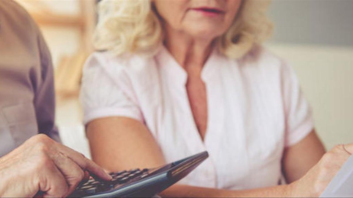 Los bancos adelantan el pago de las pensiones a sus clientes.