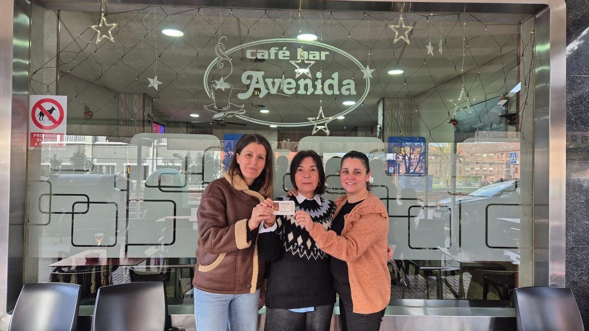 Por la izquierda, Arantzazu Fernández, Rosi Álvarez y Andrea Luengo, con uno de los décimos premiados.