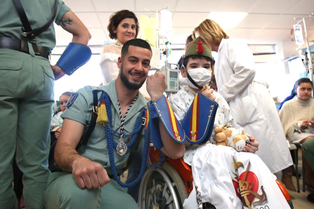 La Legión visita este Lunes Santo a los pequeños en el Materno