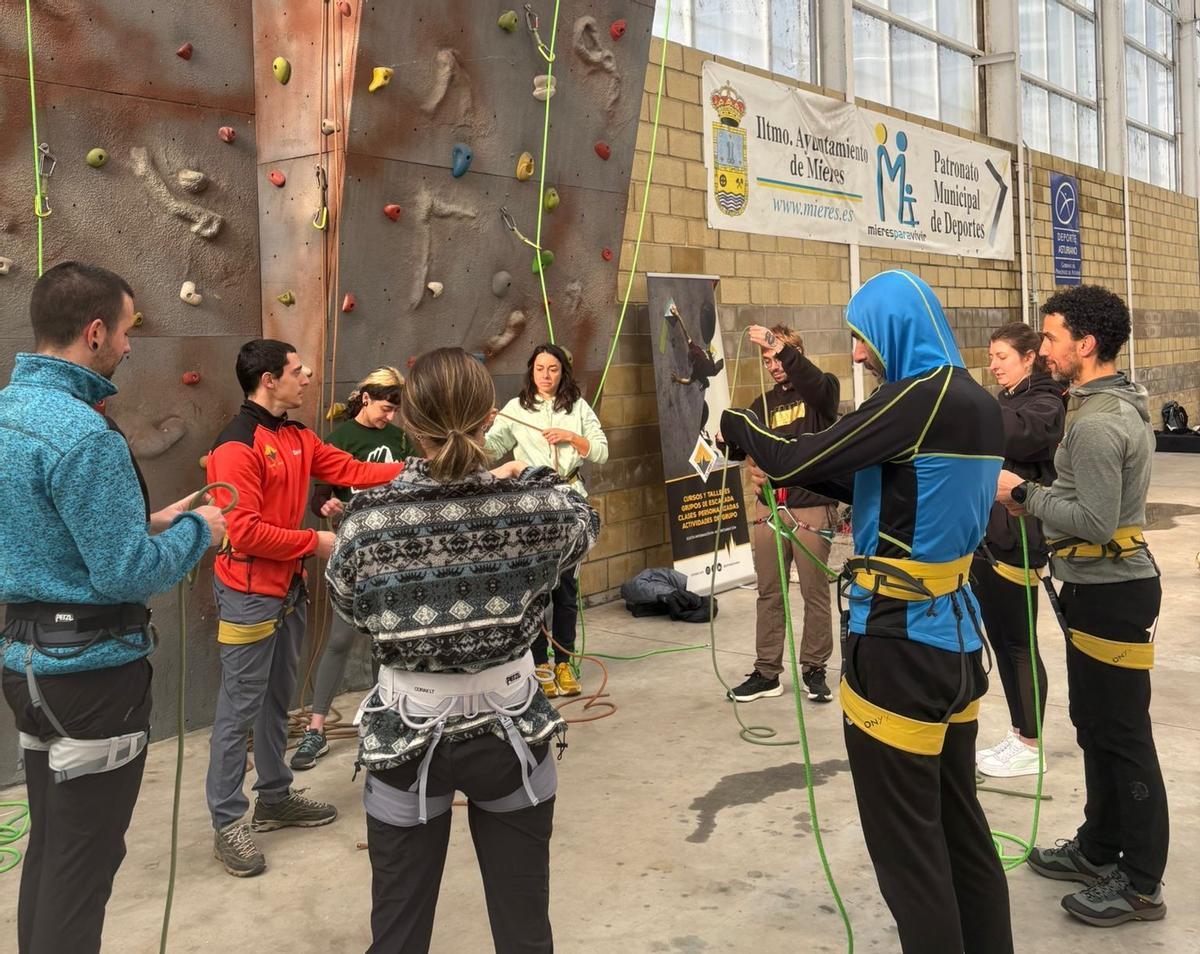 El curso de escalada en Turón, este sábado.