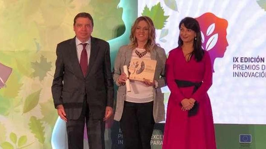 Lucía Velasco, en el centro, tras recibir el premio, entre el ministro de Agricultura, Luis Planas, e Isabel Bombal, directora general de Desarrollo Rural.