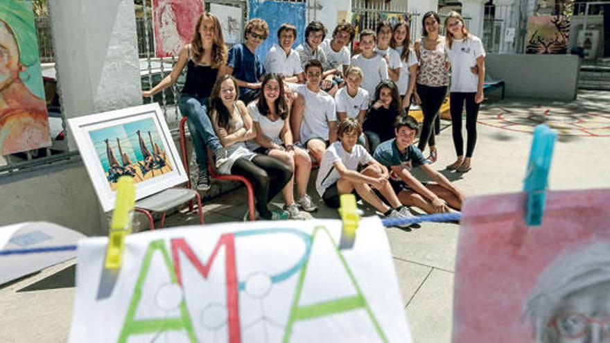 Un grupo de alumnos del Liceo entre las pinturas expuestas.