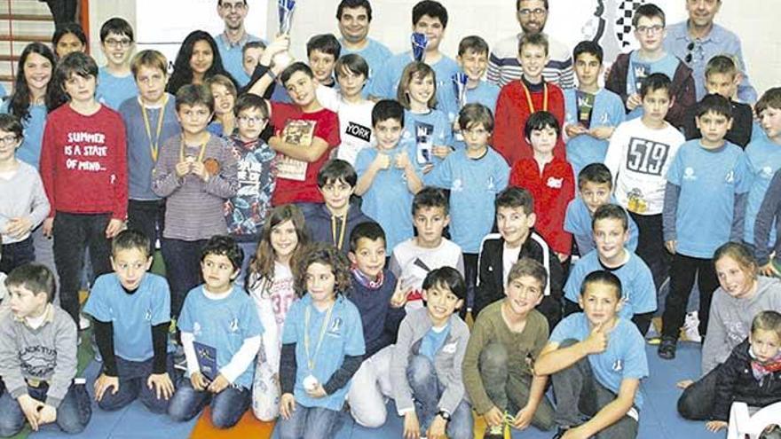 Foto de familia de los participantes en la séptima prueba del Circuito Escolar de Llevant.