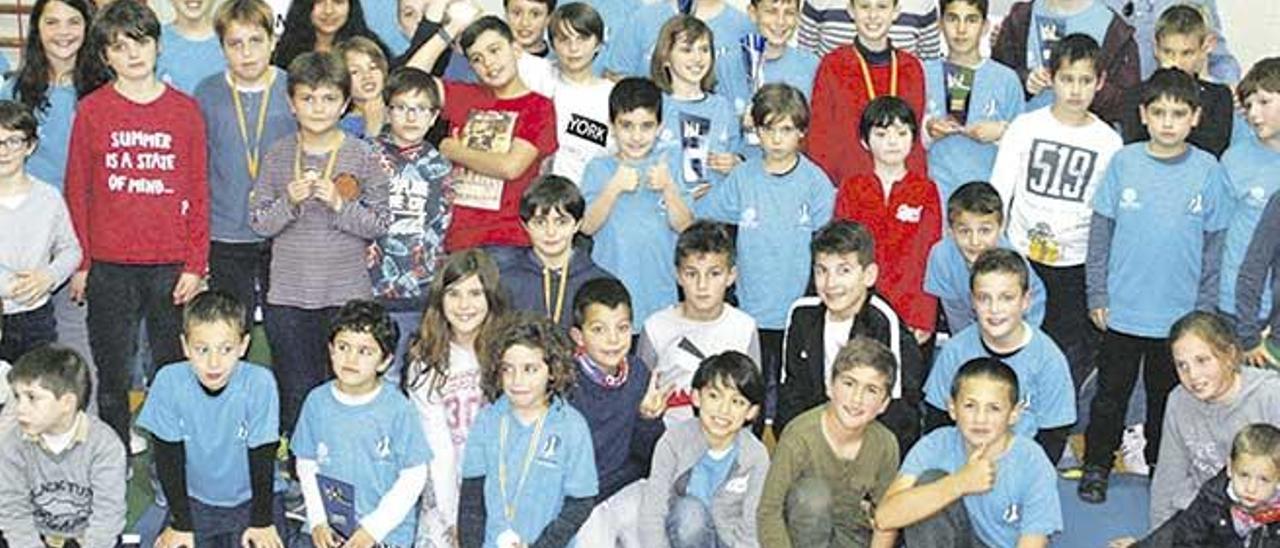 Foto de familia de los participantes en la séptima prueba del Circuito Escolar de Llevant.