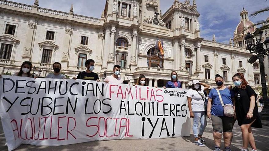Protesta ante el Ayuntamiento por el alquiler social.  | G.CABALLERO
