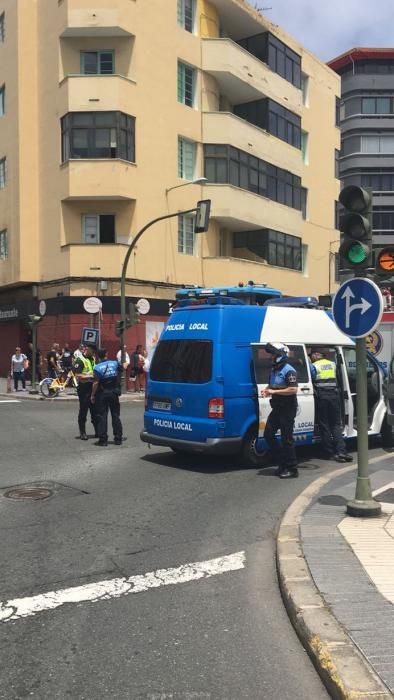 Sale ilesa tras quedar su moto bajo un camión