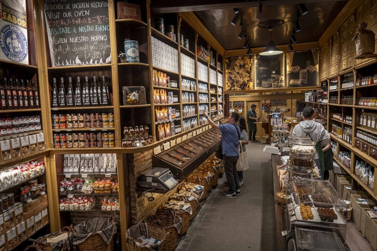Interior de la tienda Casa Gispert de frutos secos, desde 1851 en el barrio de la Ribera de Barcelona