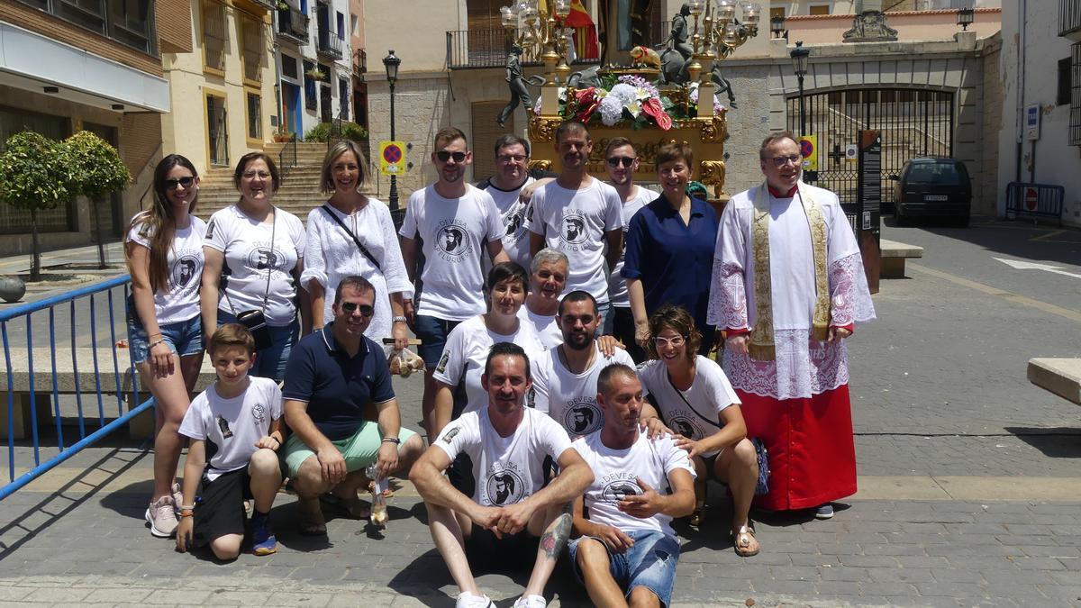 La alcaldesa, Carmen Climent, y el edil Nacho Cantó, junto a José Manuel Beltrán y miembros de la asociación San Antón.