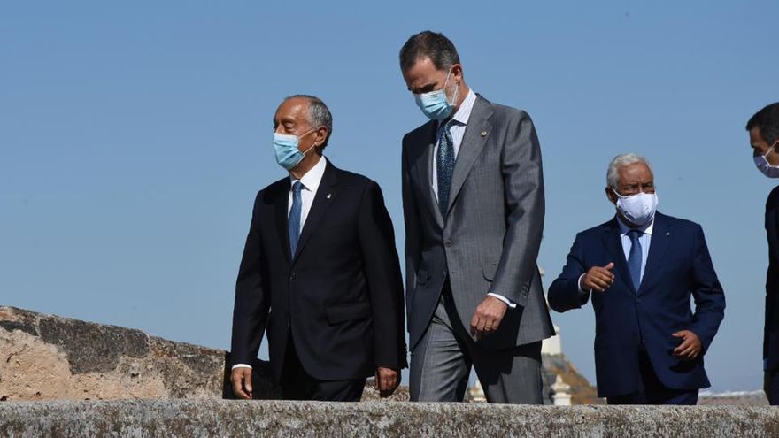 El president de Portugal, Marcelo Rebelo de Sousa; el rei Felipe VI;  el primer ministre portuguès, António Costa; i el president espanyol, Pedro Sánchez, a l&#039;Alcazaba de Badajoz