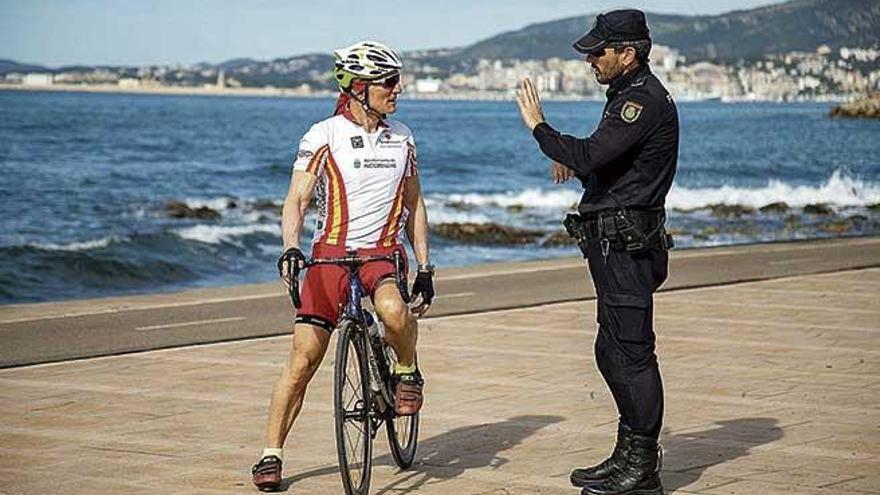 Un policÃ­a advierte a un ciclista, ayer por la maÃ±ana en la zona del Portitxol, en Palma.