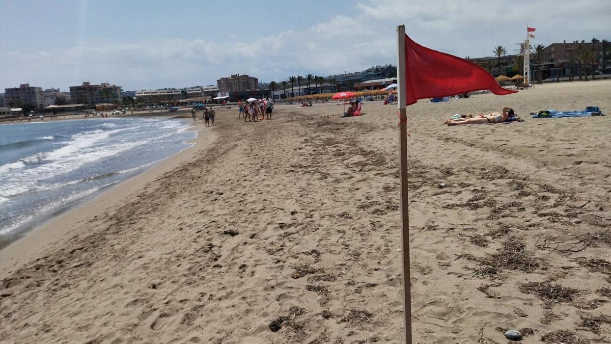 Imagen del pasado verano de la bandera roja por el cierre del Arenal por vertidos fecales
