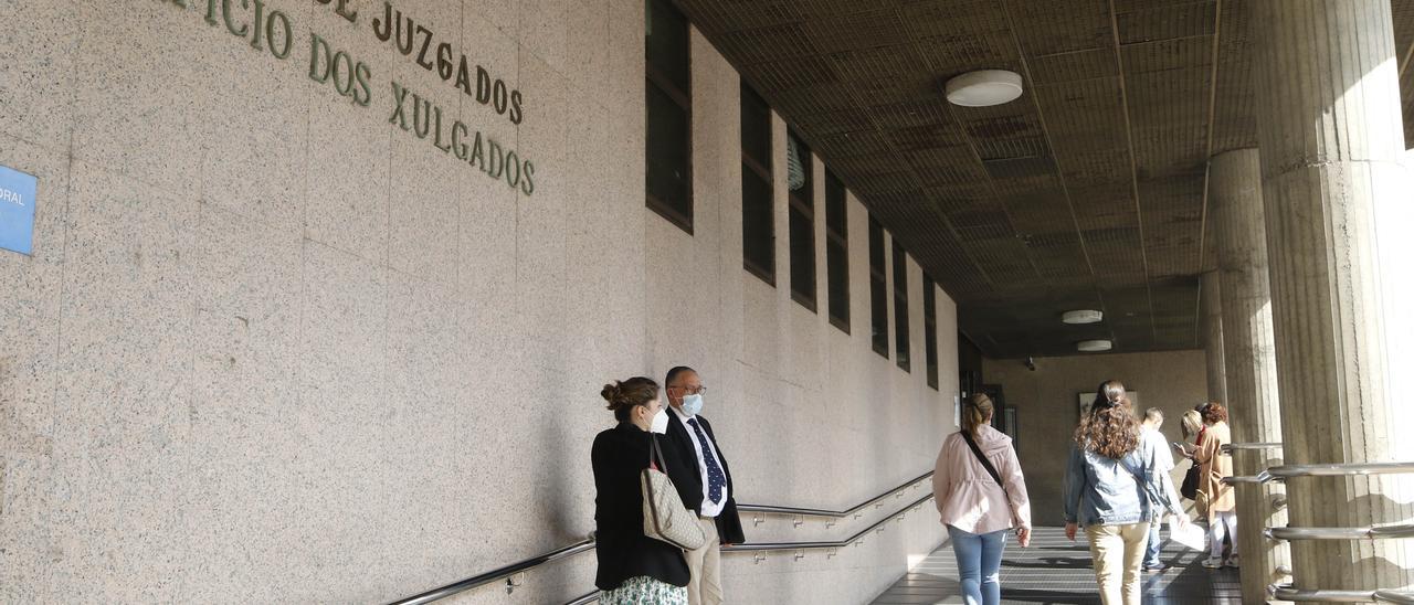 Acceso al edificio viejo de los juzgados de Vigo, donde están las salas de Primera Instancia. FdV