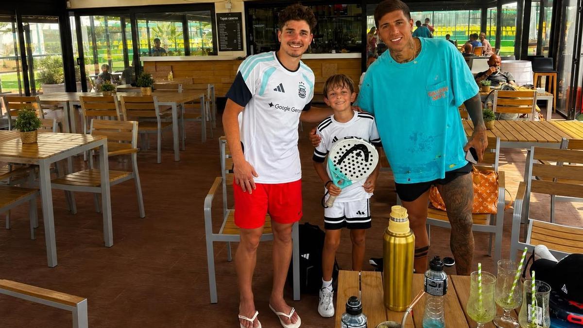 Los futbolistas Julián Álvarez y Enzo Fernández, en las instalaciones del Ibiza Padel Indoor.