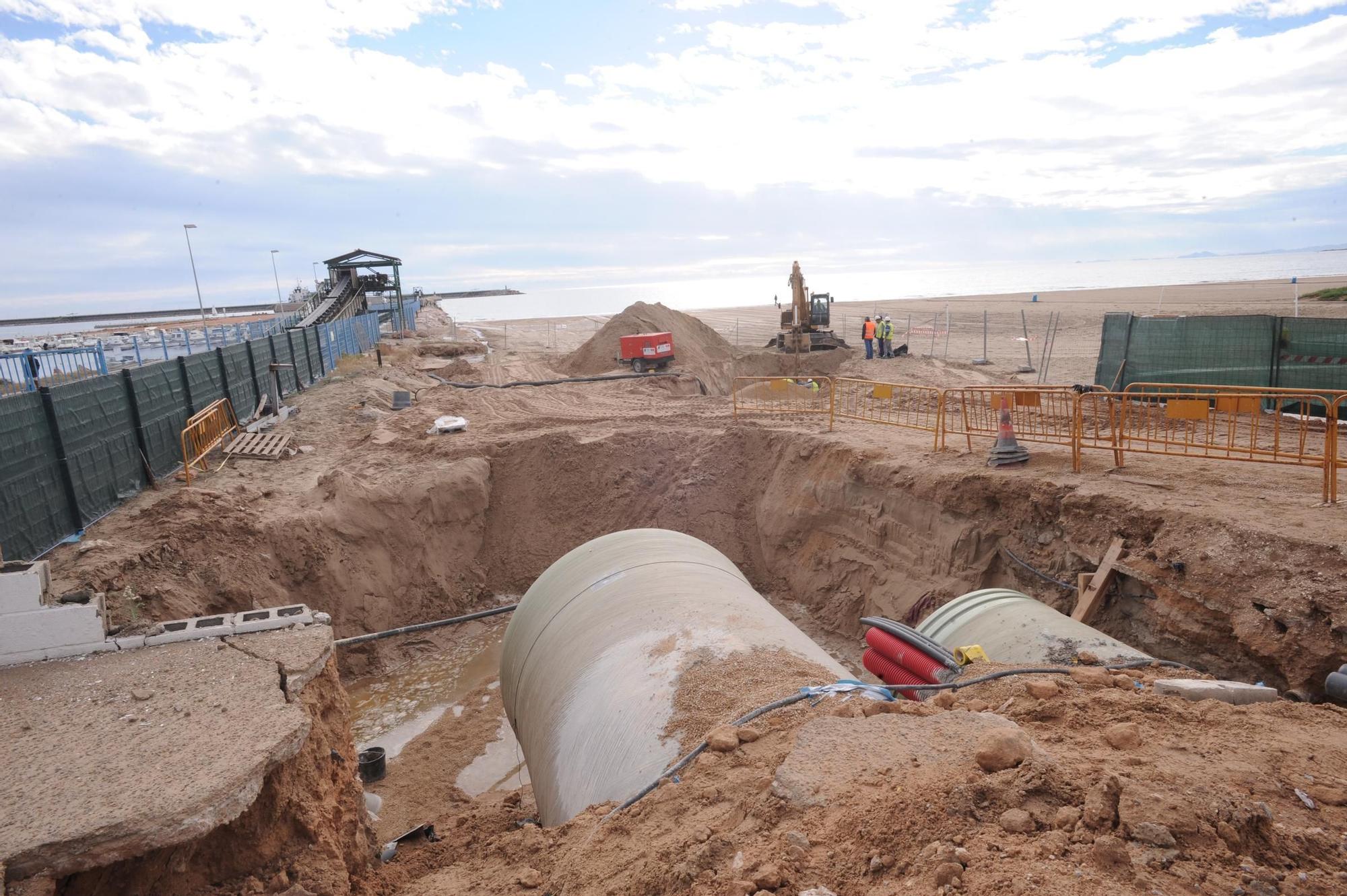 Colectores de captación de agua y vertido de salmueras trazados en paralelo al dique de Poniente. El tubo de captación llega hasta el faro del muelle de Poniente donde recoge el agua del mar. En el caso del vertido de salmuera el colector continua su trazado de forma subacuática atravesando la bocana del puerto hasta ubicarse en paralelo al dique de Levante con 63 bocas de vertido. Imagen de las obras en 2010