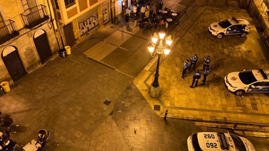 Los vecinos de la plaza del Sol en Oviedo aplauden el regreso de las noches tranquilas con refuerzo policial