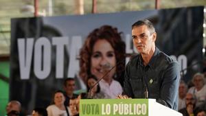 El presidente del Gobierno, Pedro Sánchez, junto a la candidata para la Junta de Andalucía, María José Montero, en el primer mitin de la campaña del 17M en Málaga