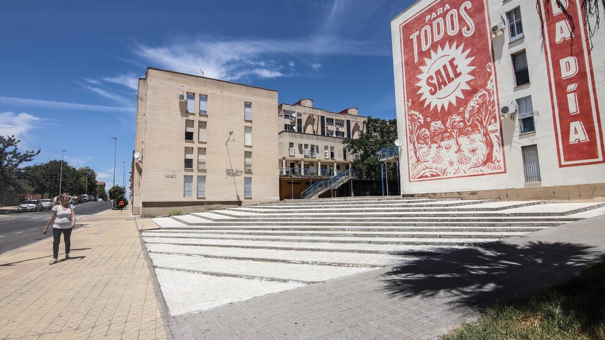 Bloques en la plaza del Primero de Mayo, donde el ayuntamiento rehabilitará viviendas de su propiedad.