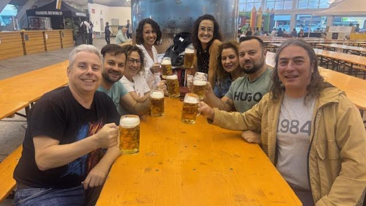 Un grupo de amigos en la plaza cubierta de la Pola.