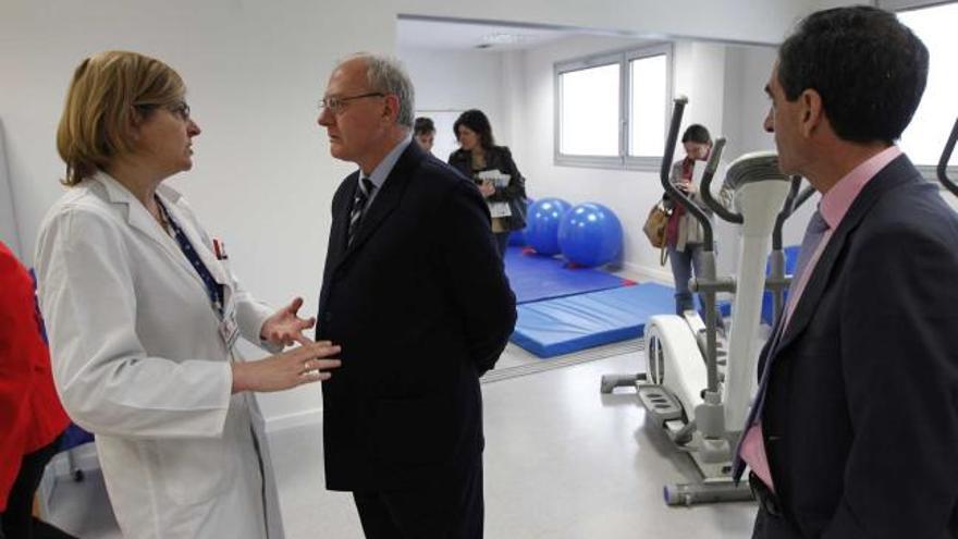 García-Portilla conversa con Azcona en el gimnasio del hospital de día del centro de salud mental de La Corredoria.