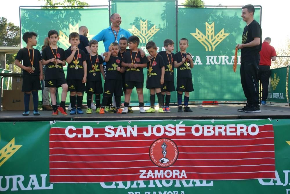 Los jugadores recogen sus medallas y trofeos.