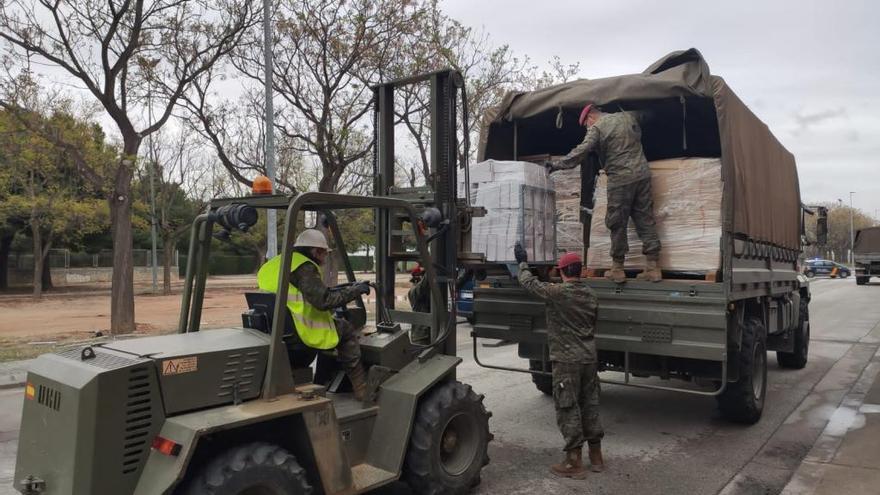 Soldados del CGTAD con base en Bétera trasladan los productos sanitarios intervenidos por la Policía Nacional en Alaquàs.