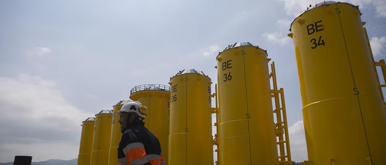 Piezas para torres eólicas en la margen derecha de la ría, en los muelles de Valliniello.