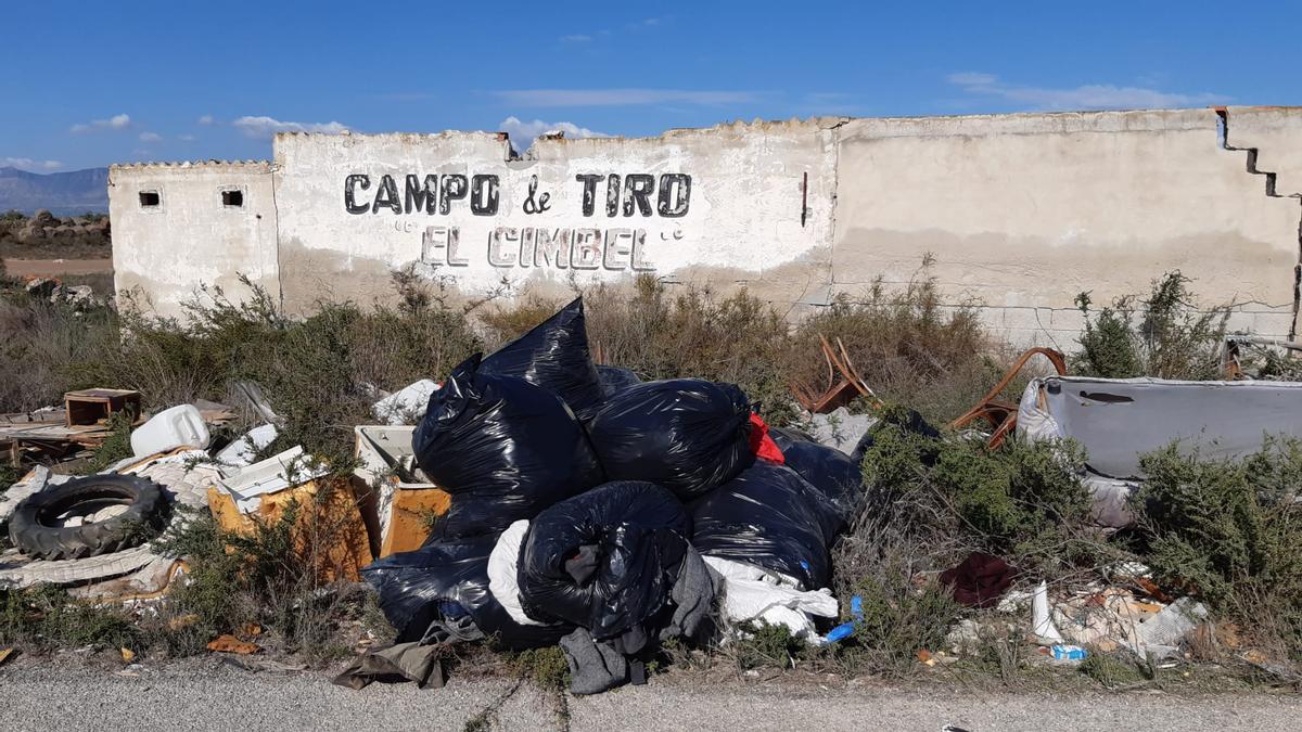 Imagen del vertido incontrolado junto al antiguo campo de tiro El Cimbel y parque natural del Hondo