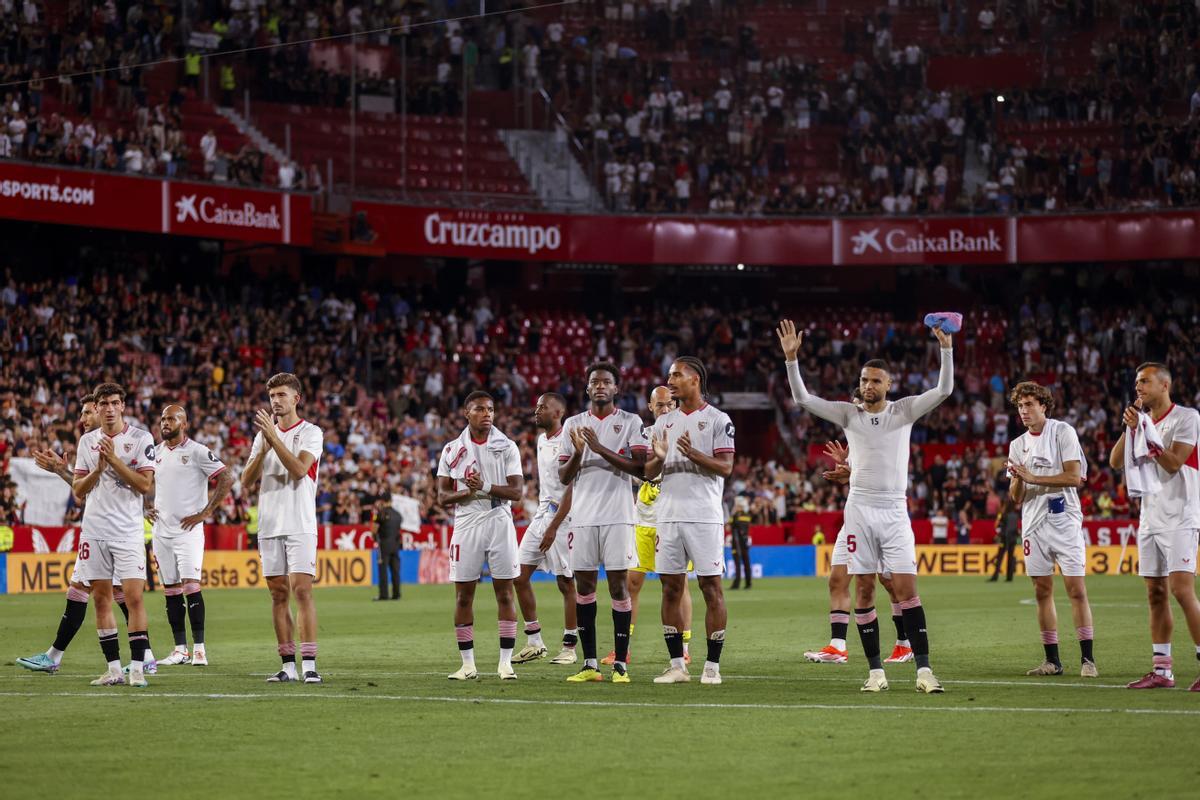 Los jugadores del Sevilla se despiden del Sánchez Pizjuán en el último partido de la temporada.