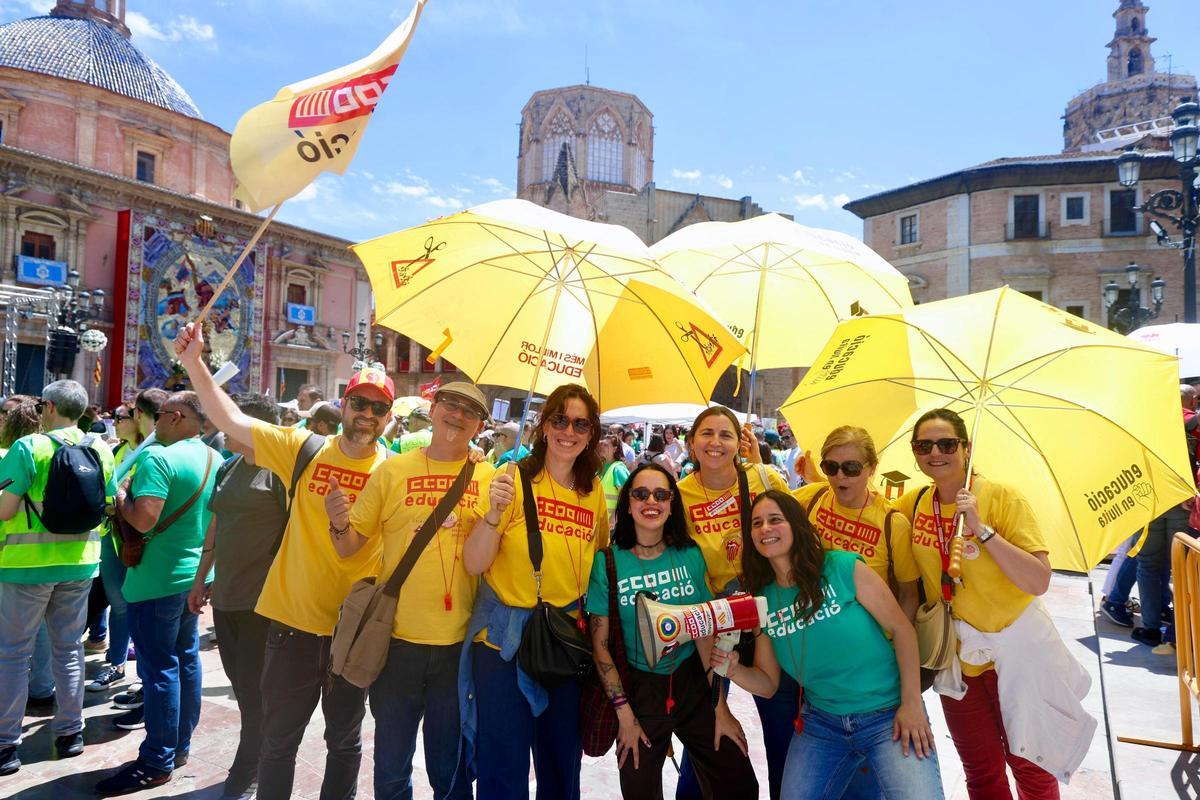Así ha sido la marcha "histórica" de los profesores en València el día de la huelga