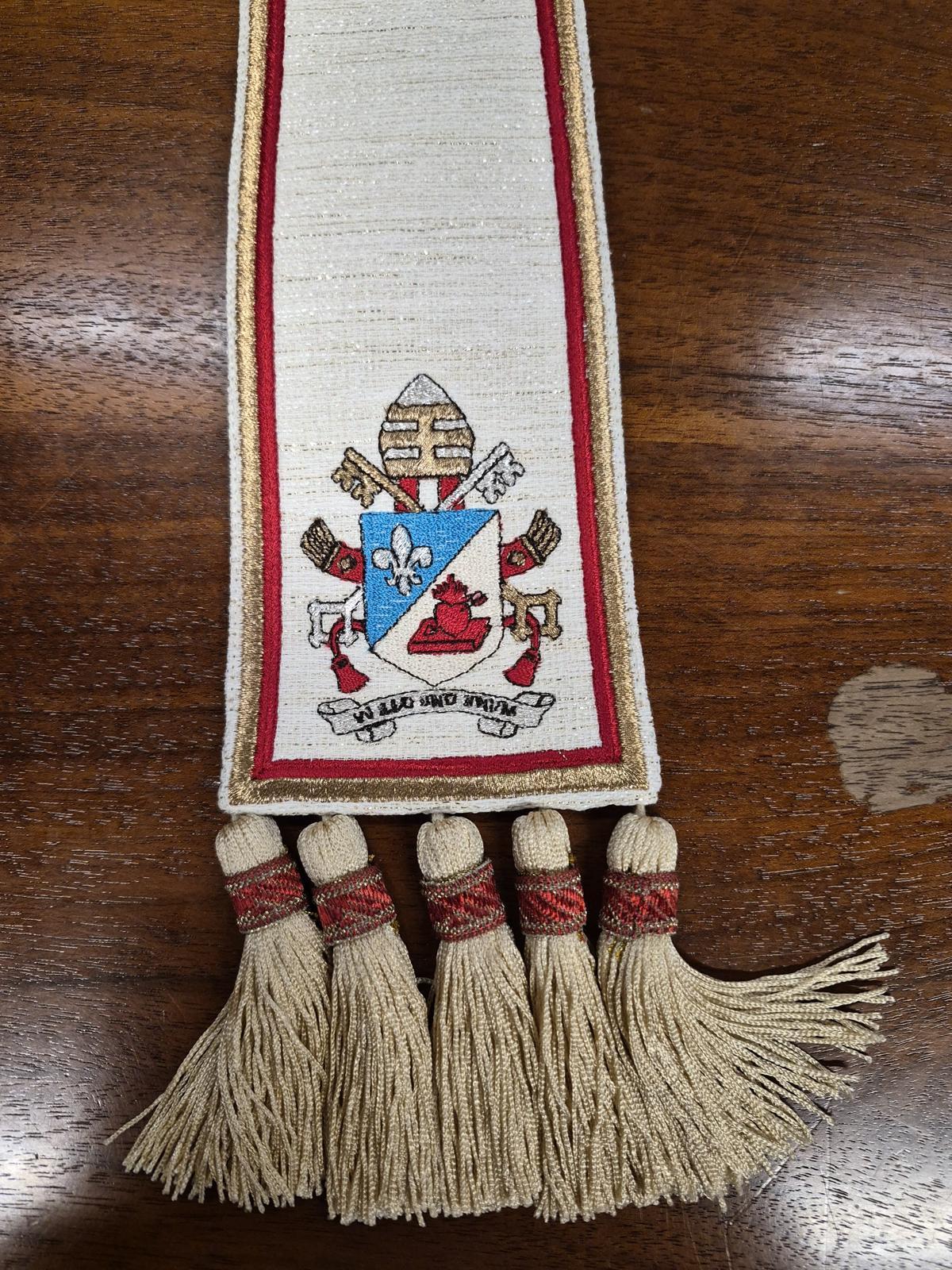 Escudo del Santo Padre en la mitra