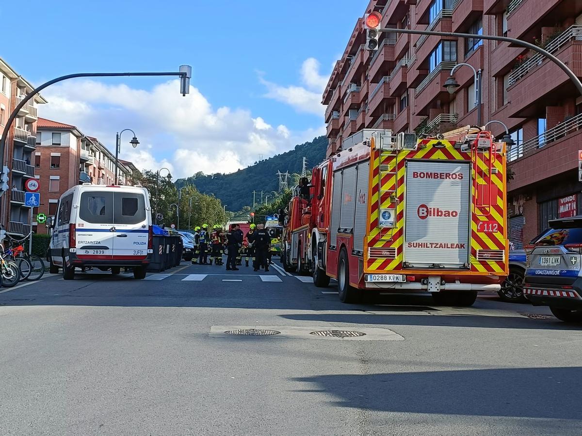Vehículos de la Ertzaintza y los bomberos, junto al edificio en el que ocurrieron los hechos.