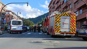 Vehículos de la Ertzaintza y los bomberos, junto al edificio en el que ocurrieron los hechos.