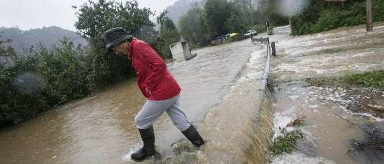 María José Camacho, en la carretera de Vega, inundada.