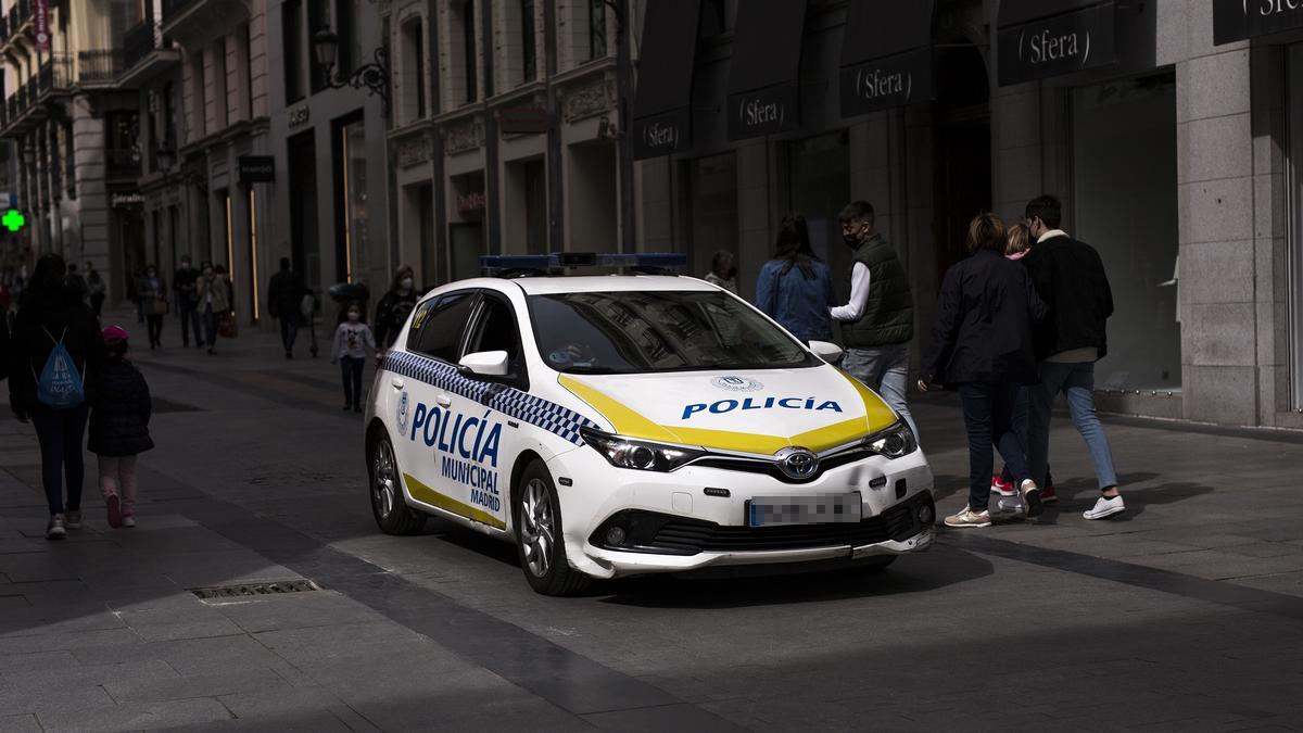 Un coche de la Policía de Madrid en las inmediaciones de la Puerta del Sol.