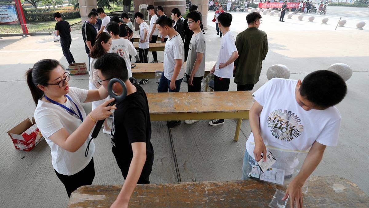 rjulve43643925 students are checked with metal detectors as they enter the 180609180612