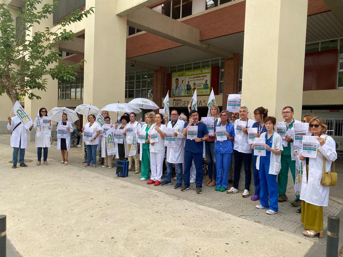 Los médicos han protestado esta mañana a las puertas del hospital de la Arrixaca.