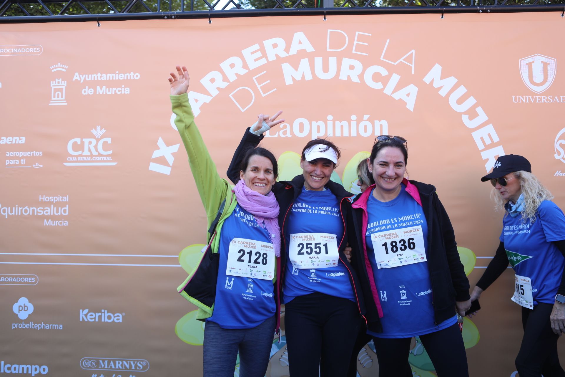 Las participantes posan en el photocall tras finalizar la Carrera de la mujer de Murcia