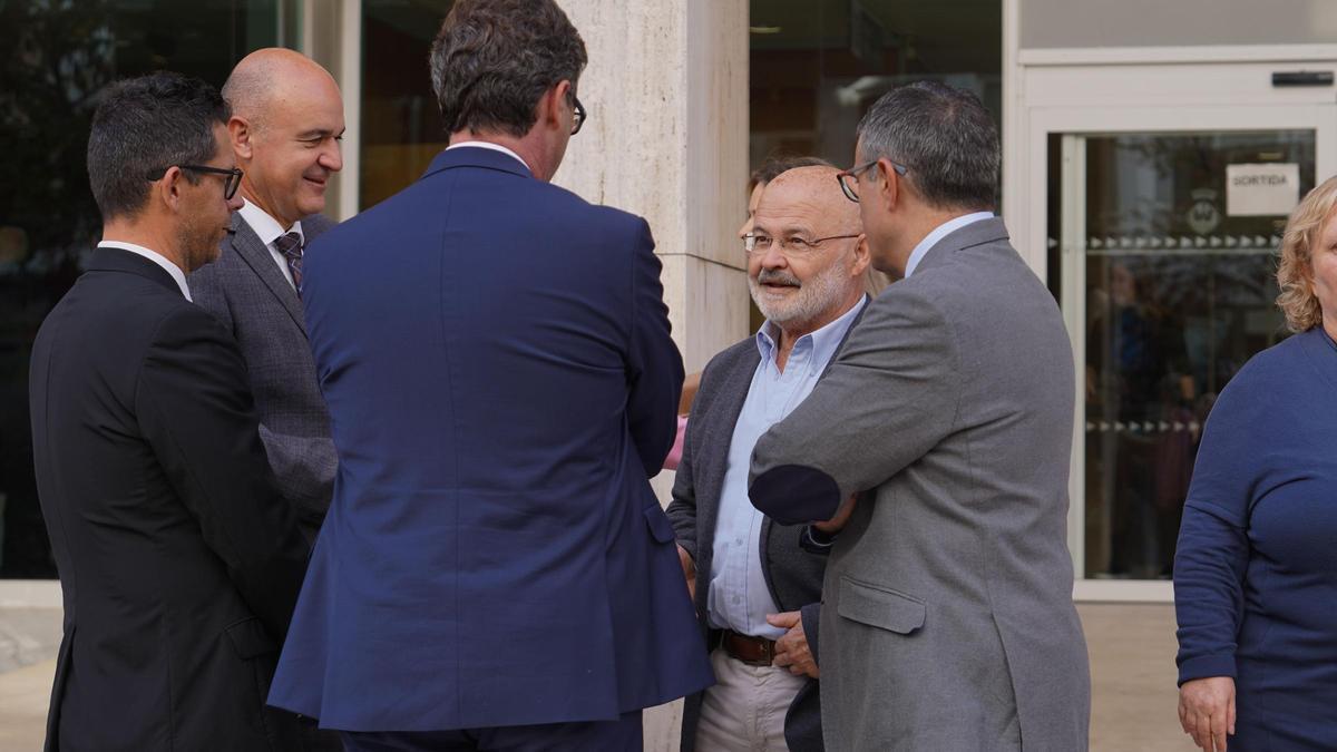 Cardona, el dissabte conversant amb Vicent Marí, Rafael Triguero, Antoni Costa i José Vicente Marí Bosó, després de sortir de la capella ardent de l'expresident Antoni Marí Calbet.