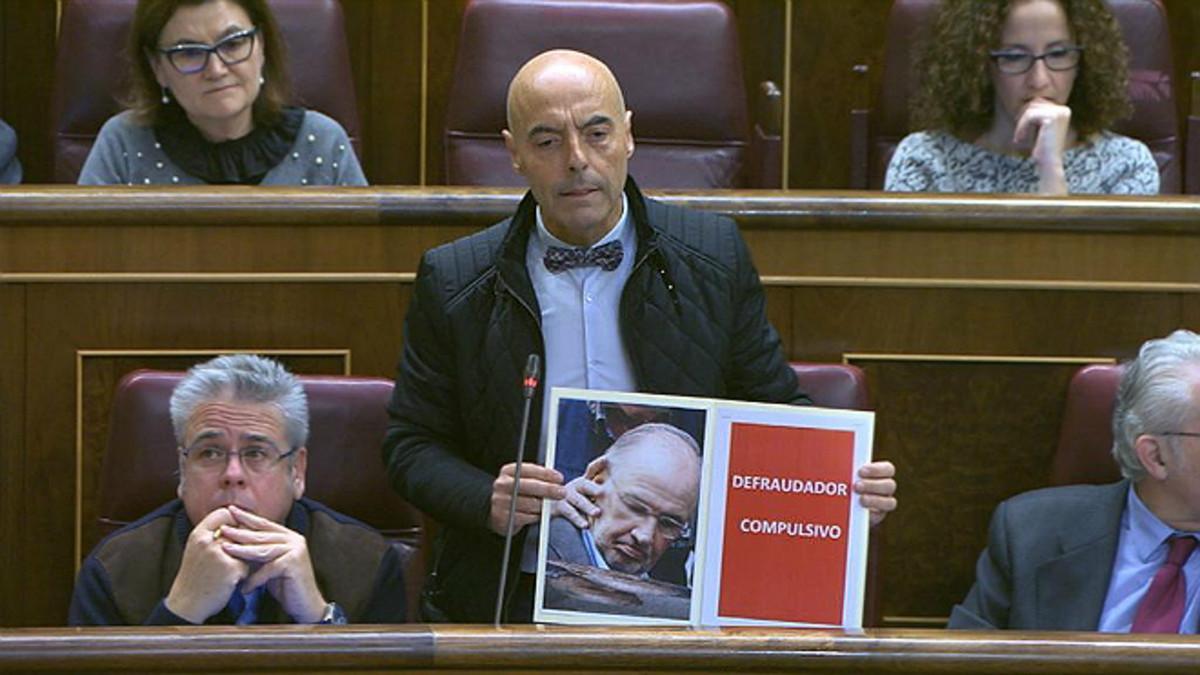 el diputado socialista Antonio Hurtado pide a Montoro explicacones por el 'caso Rato'.