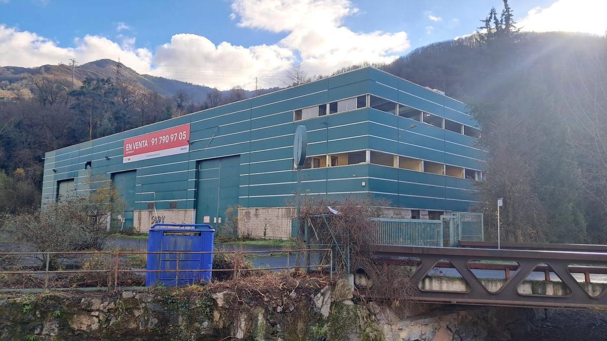 Una de las naves abandonadas en La Cuadriella.