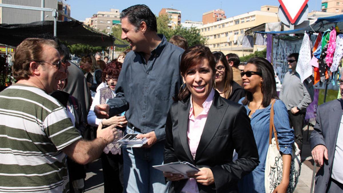 Xavier García Albiol y Alicia Sánchez-Camacho reparten folletos contra los rumanos, en abril del 2010.