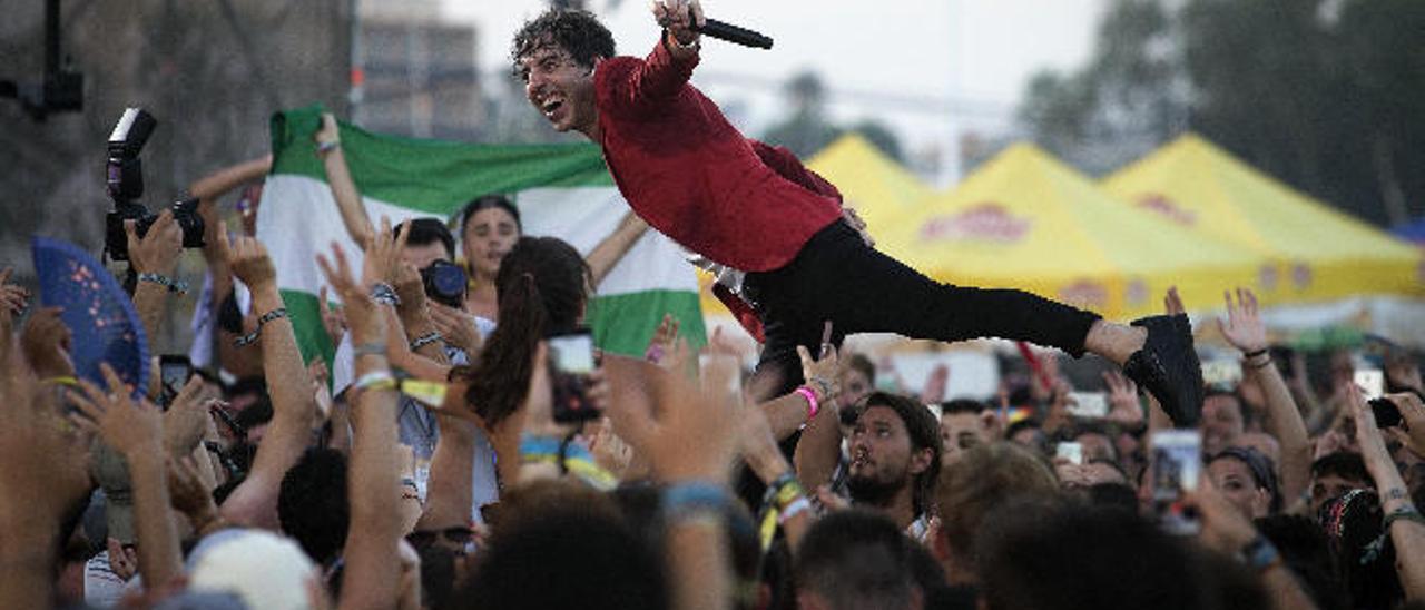 Marc Ros, de Sidonie, &#039;surfea&#039; entre el público en el Arenal Sound, en Castellón, en agosto de 2017.